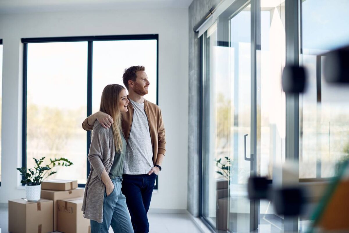 ouple de primo-accédants découvrant leur futur logement en VEFA