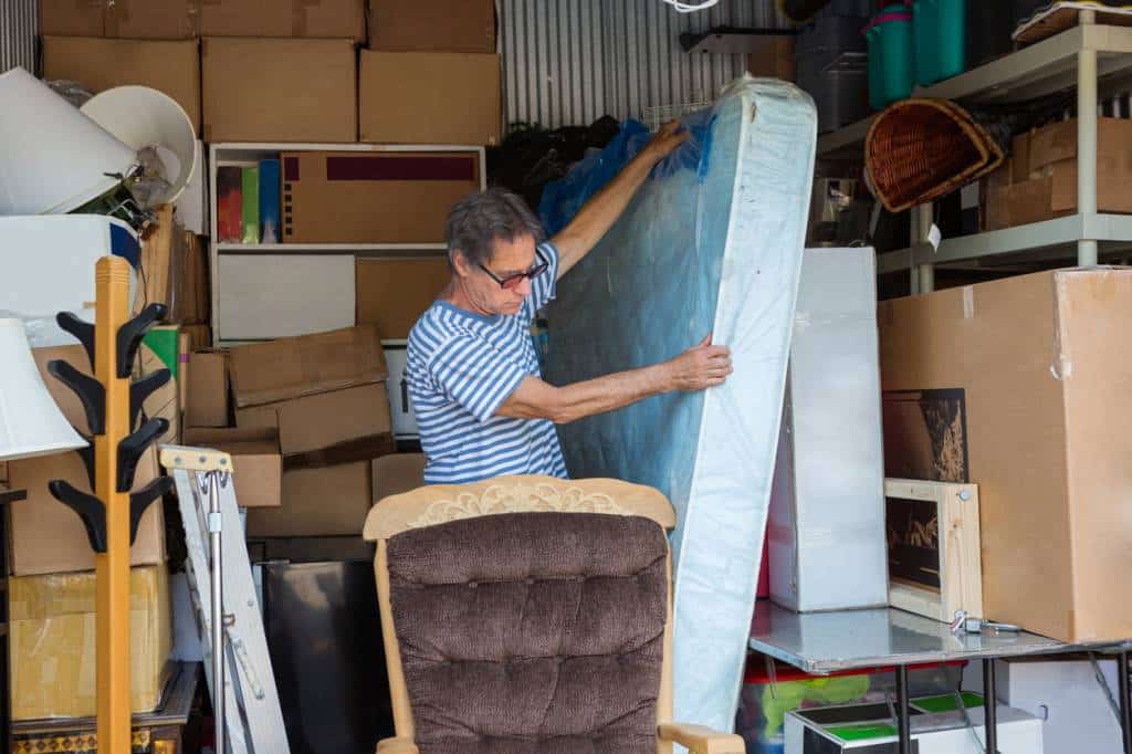 Stockage meuble dans un box de stockage 