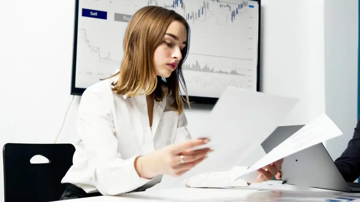 une femme faisant une comparaison des agences de gestion locative
