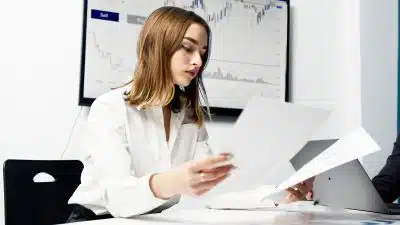 une femme faisant une comparaison des agences de gestion locative