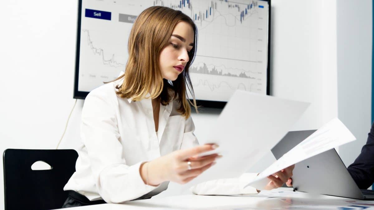 une femme faisant une comparaison des agences de gestion locative