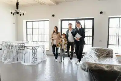 famille visitant une maison avec un agent immobilier