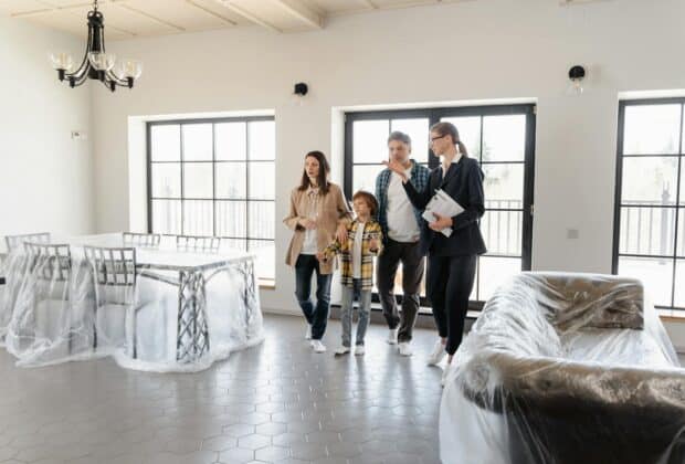 famille visitant une maison avec un agent immobilier