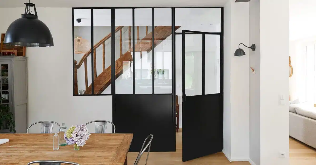 Comment intégrer une porte verrière d'atelier à votre décor intérieur