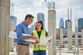 Architecte et gestionnaire de chantier discutant sur site