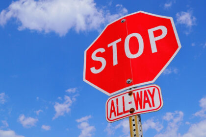 Equipements urbains et panneaux de signalisation routière : indispensables aux collectivités