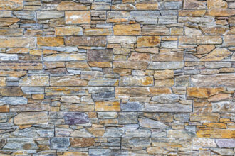 Fausses pierres murales : une solution déco économique et élégante