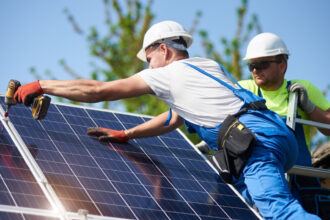 Installation solaire avec stockage : tout ce qu’il faut savoir pour réduire votre facture et être plus autonome